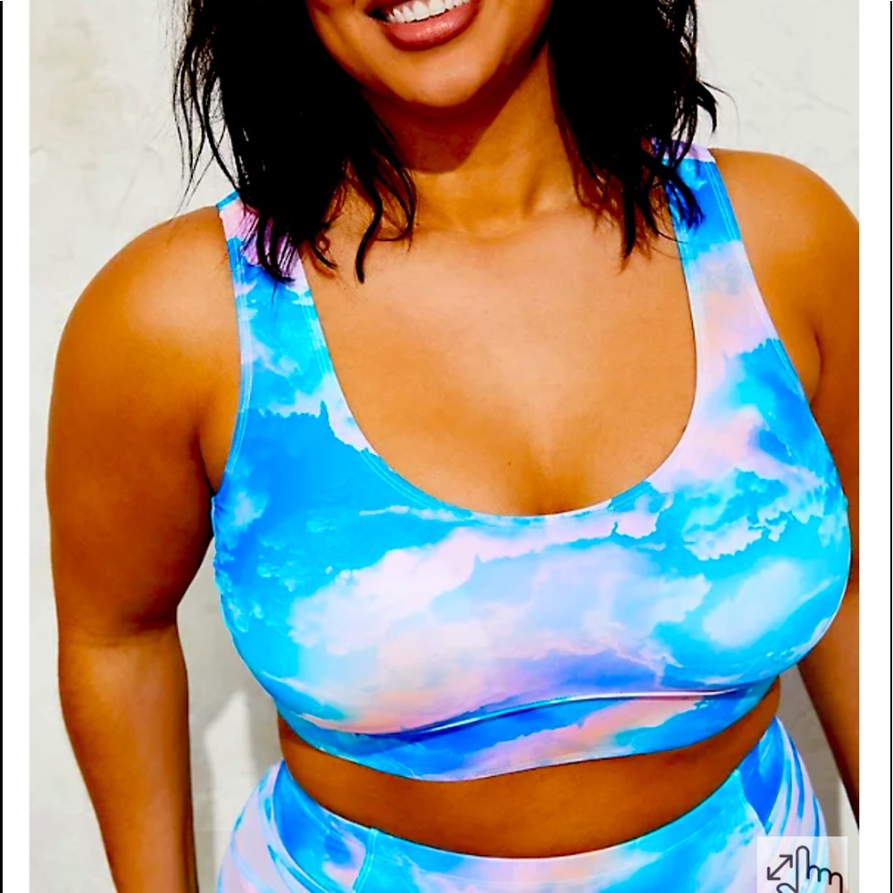 Size 5 Torrid NWT MULTI SKY WIRELESS SCOOP NECK BIKINI TOP